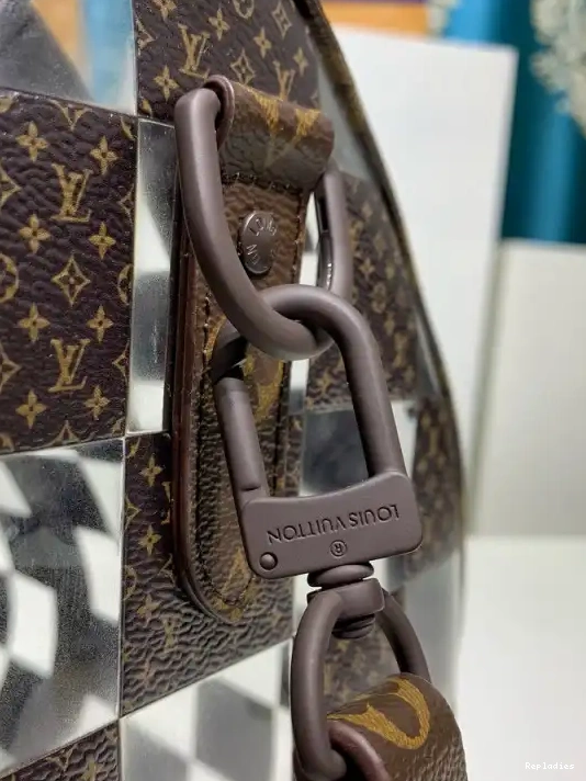 Repladies offers premium fake Louis bags at unbeatable prices. Our products are cheap because we focus on direct sales VUITTON KEEPALL LOUIS 50 BANDOULIÈRE 0225