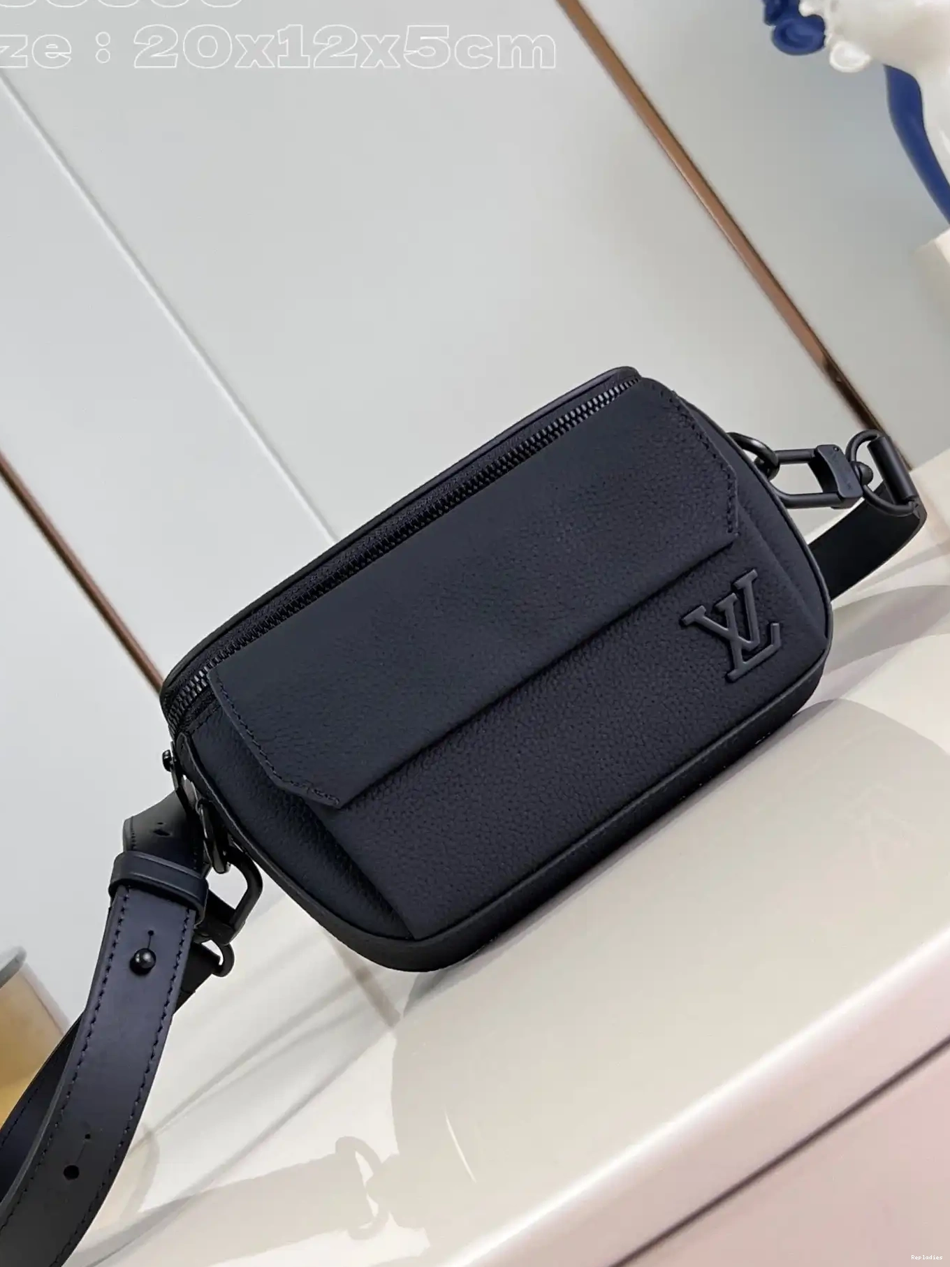 Repladies offers premium fake Louis bags at unbeatable prices. Our products are cheap because we focus on direct sales LOUIS Wallet-20*12*5.5CM Pilot Wearable VUITTON 0224