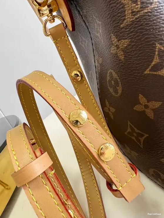 Repladies offers premium fake Louis bags at unbeatable prices. Our products are cheap because we focus on direct sales LOUIS VUITTON NÉONOÉ BB 0223