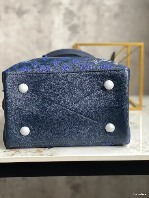 Repladies offers premium fake Louis bags at unbeatable prices. Our products are cheap because we focus on direct sales VUITTON MURIA LOUIS 0222