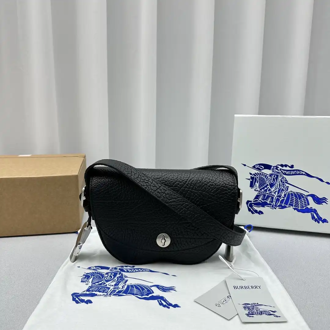 Repladies offers premium fake Louis bags at unbeatable prices. Our products are cheap because we focus on direct sales BURBERRY Chess Satchel 0203