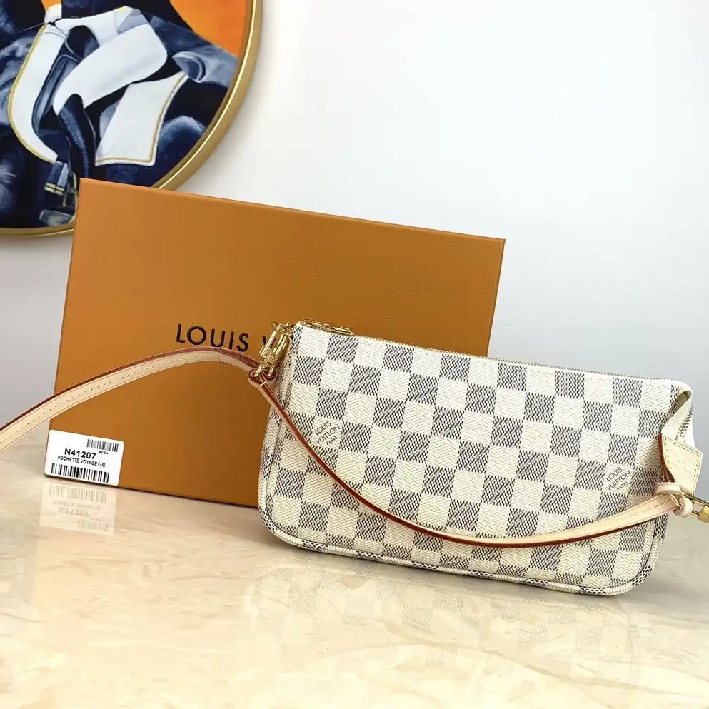 Eliminating the middleman and passing on savings to you. With massive production and tax-free benefits POCHETTE Louis Vuitton ACCESSOIRES 0217