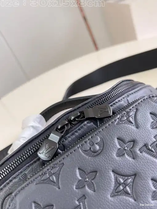 Eliminating the middleman and passing on savings to you. With massive production and tax-free benefits LOUIS VUITTON Rush Bumbag-30*15*8CM 0217