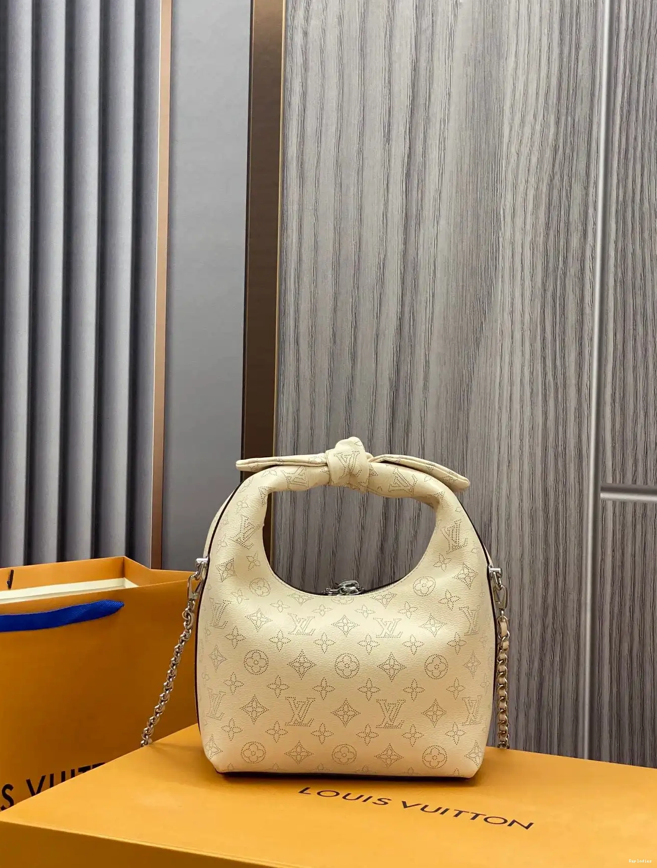 Repladies offers premium fake Louis bags at unbeatable prices. Our products are cheap because we focus on direct sales WHY PM VUITTON LOUIS KNOT 0212