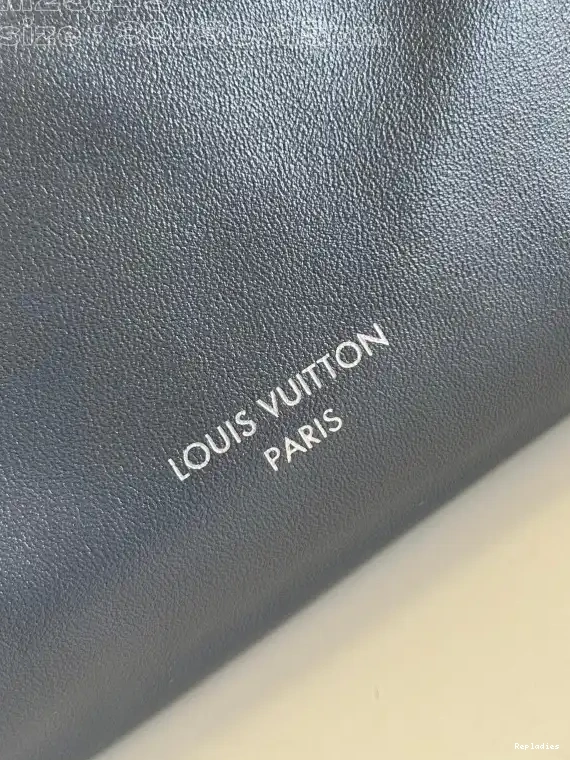 Eliminating the middleman and passing on savings to you. With massive production and tax-free benefits 39 CarryAll MM- x 15cm x LOUIS VUITTON 30 0224