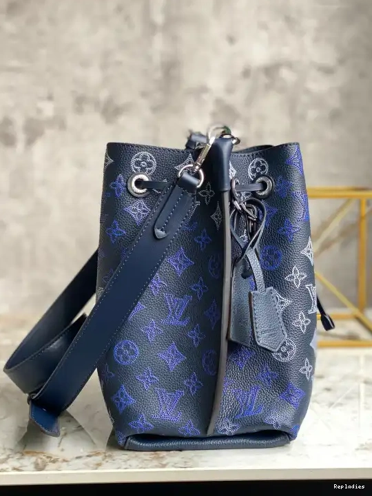 Repladies offers premium fake Louis bags at unbeatable prices. Our products are cheap because we focus on direct sales VUITTON MURIA LOUIS 0222