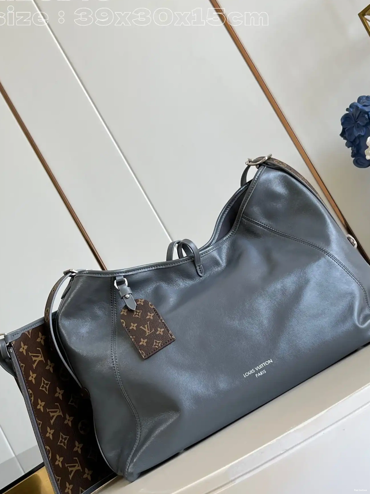 Eliminating the middleman and passing on savings to you. With massive production and tax-free benefits 39 CarryAll MM- x 15cm x LOUIS VUITTON 30 0224