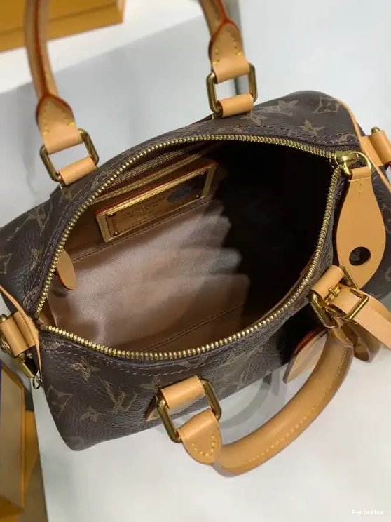 Eliminating the middleman and passing on savings to you. With massive production and tax-free benefits 25 Speedy Bandoulière  VUITTON P9 LOUIS 0227