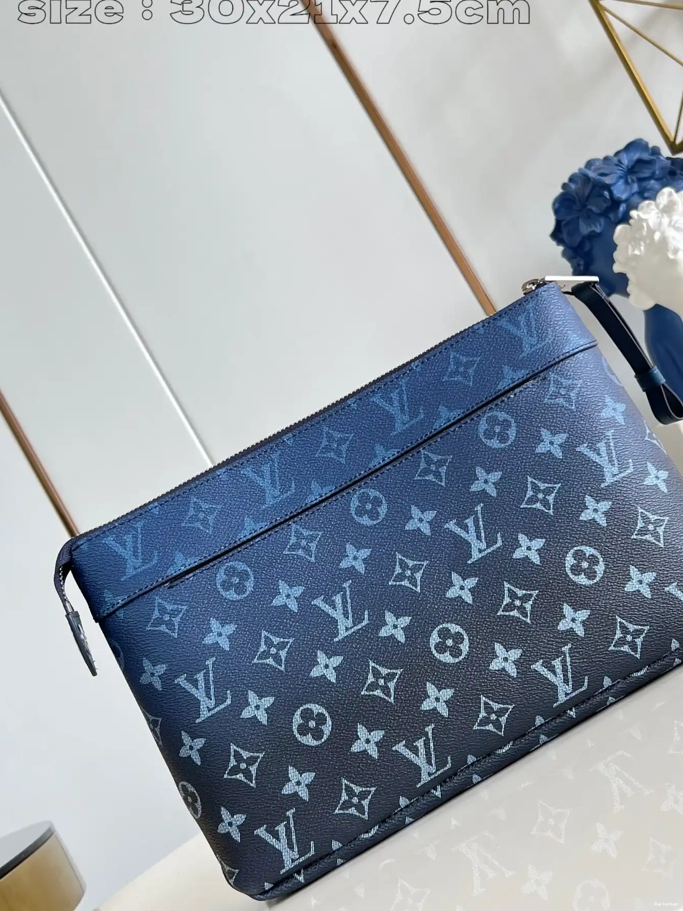 Eliminating the middleman and passing on savings to you. With massive production and tax-free benefits VUITTON POCHETTE VOYAGE LOUIS SOUPLE-30*21*7.5CM 0216