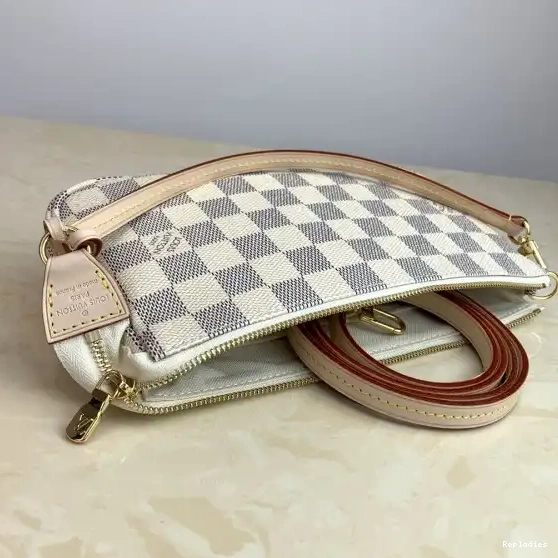 Eliminating the middleman and passing on savings to you. With massive production and tax-free benefits POCHETTE Louis Vuitton ACCESSOIRES 0217