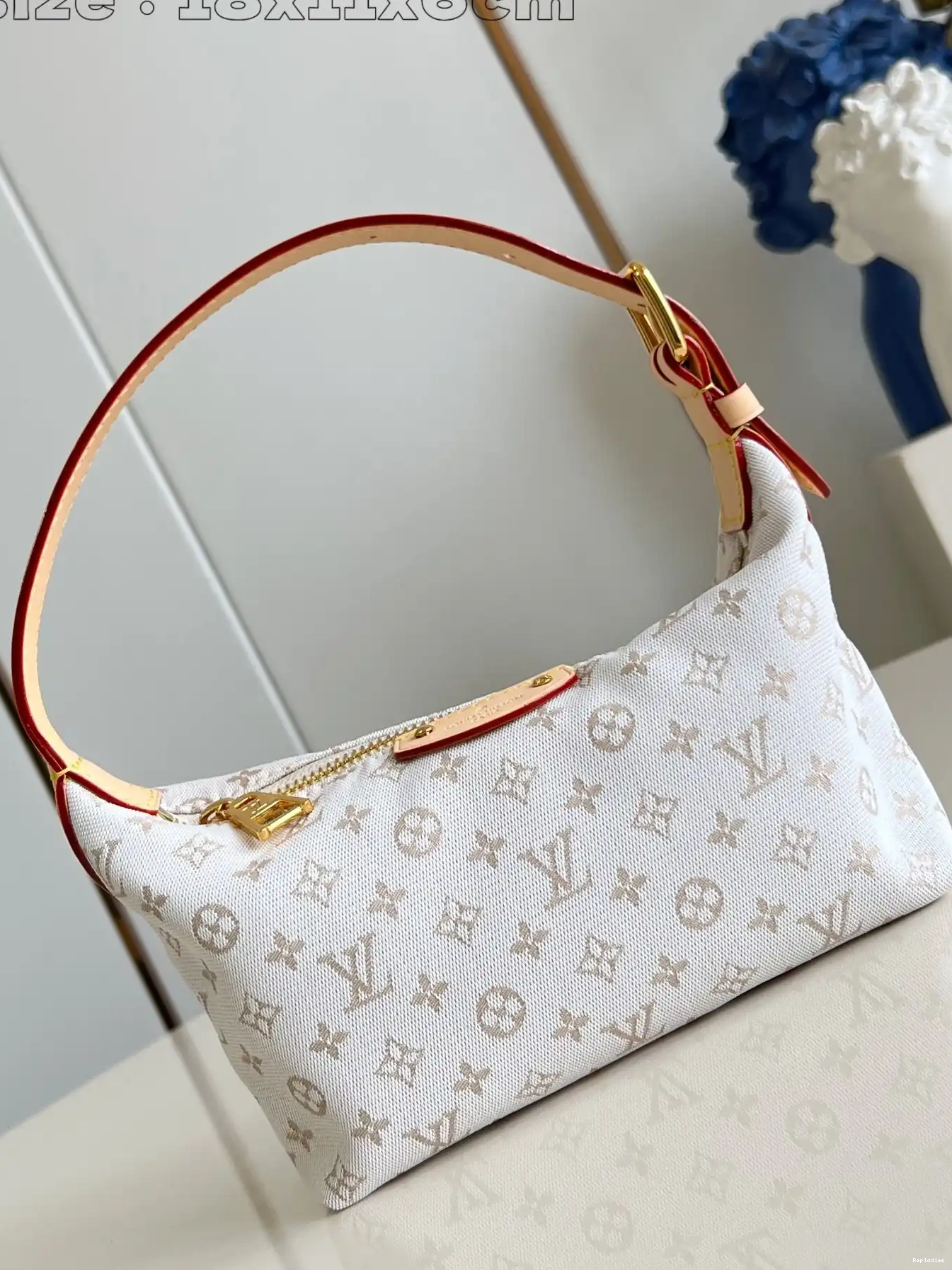 Repladies offers premium fake Louis bags at unbeatable prices. Our products are cheap because we focus on direct sales Pochette Vuitton Hills Louis 0215