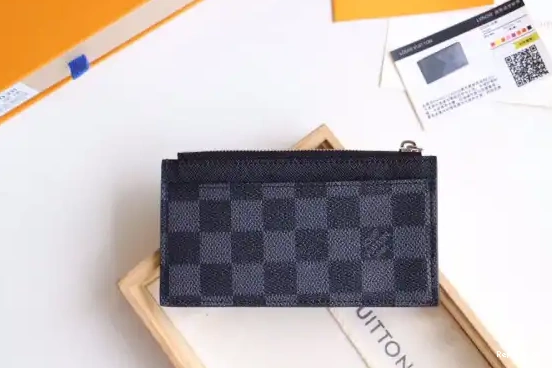 Repladies offers premium fake Louis bags at unbeatable prices. Our products are cheap because we focus on direct sales VUITTON HOLDER COIN CARD LOUIS 0228