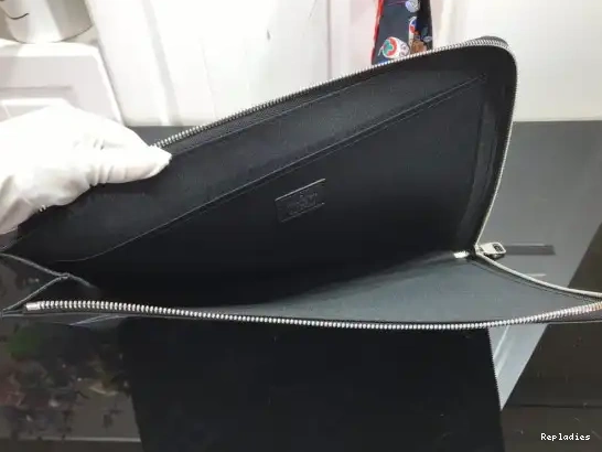 Repladies offers premium fake Louis bags at unbeatable prices. Our products are cheap because we focus on direct sales POCHETTE LOUIS VUITTON JOUR 0224