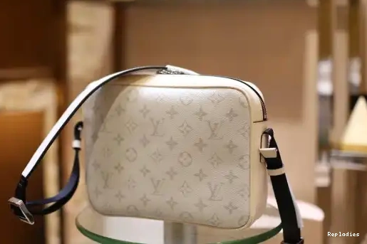 You get luxury for less. Shop now for the best deals on fake Louis bags. Messenger Louis Vuitton 0222