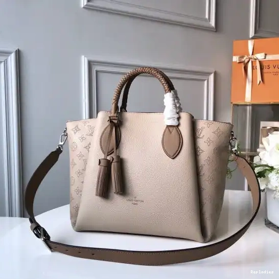 Repladies offers premium fake Louis bags at unbeatable prices. Our products are cheap because we focus on direct sales Haumea Louis Bag Vuitton 0208