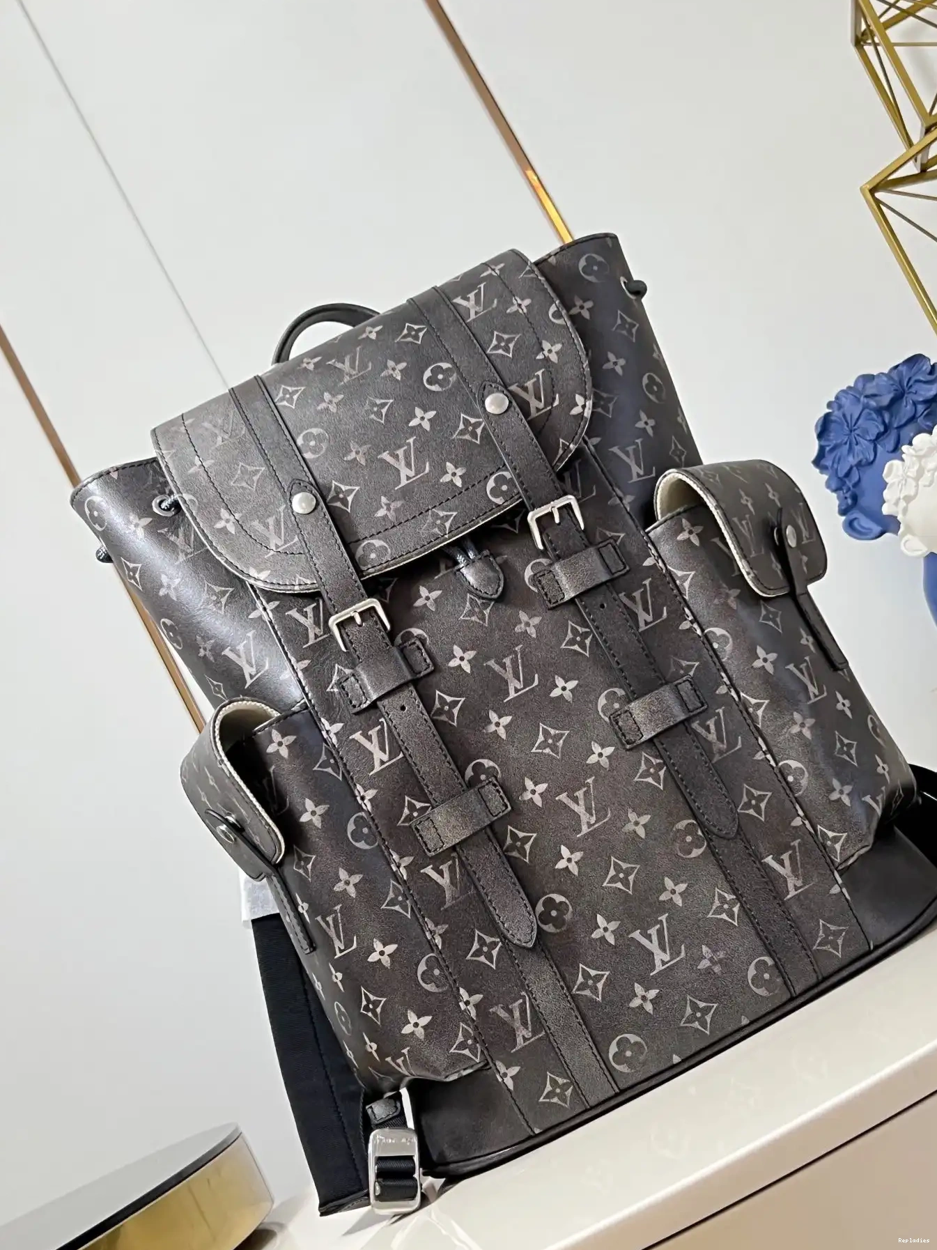 Repladies offers premium fake Louis bags at unbeatable prices. Our products are cheap because we focus on direct sales Vuitton Louis Christopher Backpack MM-38*44*12.5CM 0215