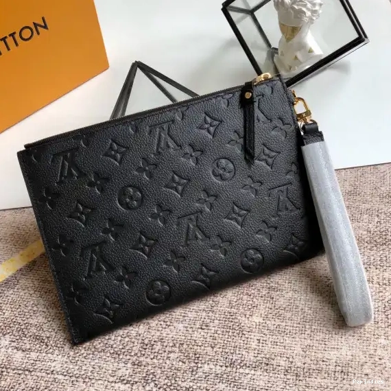 Repladies offers premium fake Louis bags at unbeatable prices. Our products are cheap because we focus on direct sales LOUIS POCHETTE MÉLANIE VUITTON MM 0214