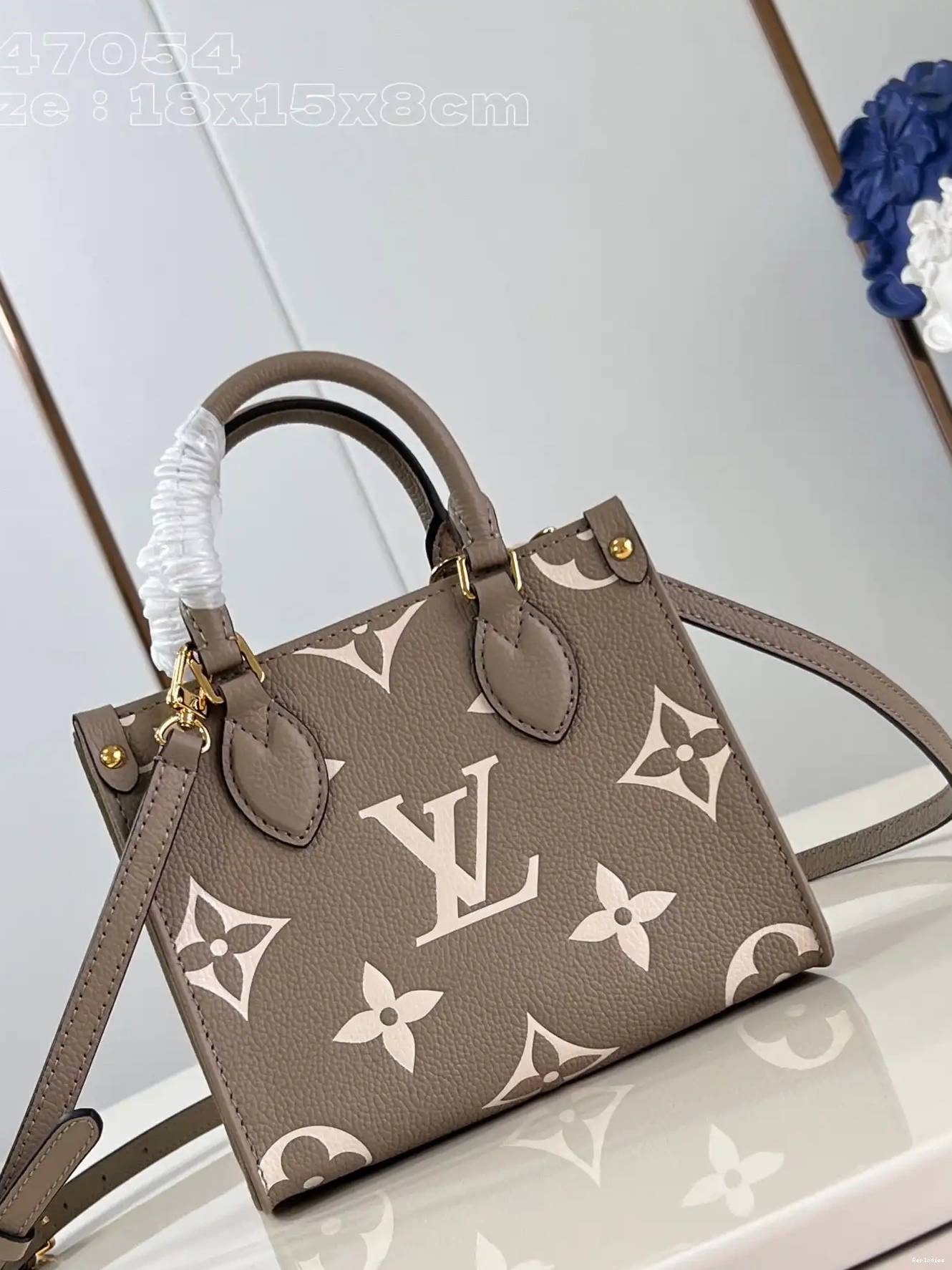 You get luxury for less. Shop now for the best deals on fake Louis bags. LOUIS ONTHEGO VUITTON BB-18*15*8.5cm 0214