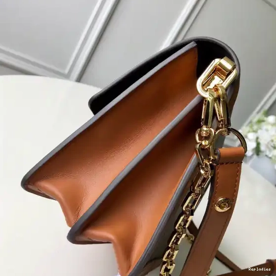 Repladies offers premium fake Louis bags at unbeatable prices. Our products are cheap because we focus on direct sales Show） MM（2019 Vuitton Spring Dauphine Louis 0224