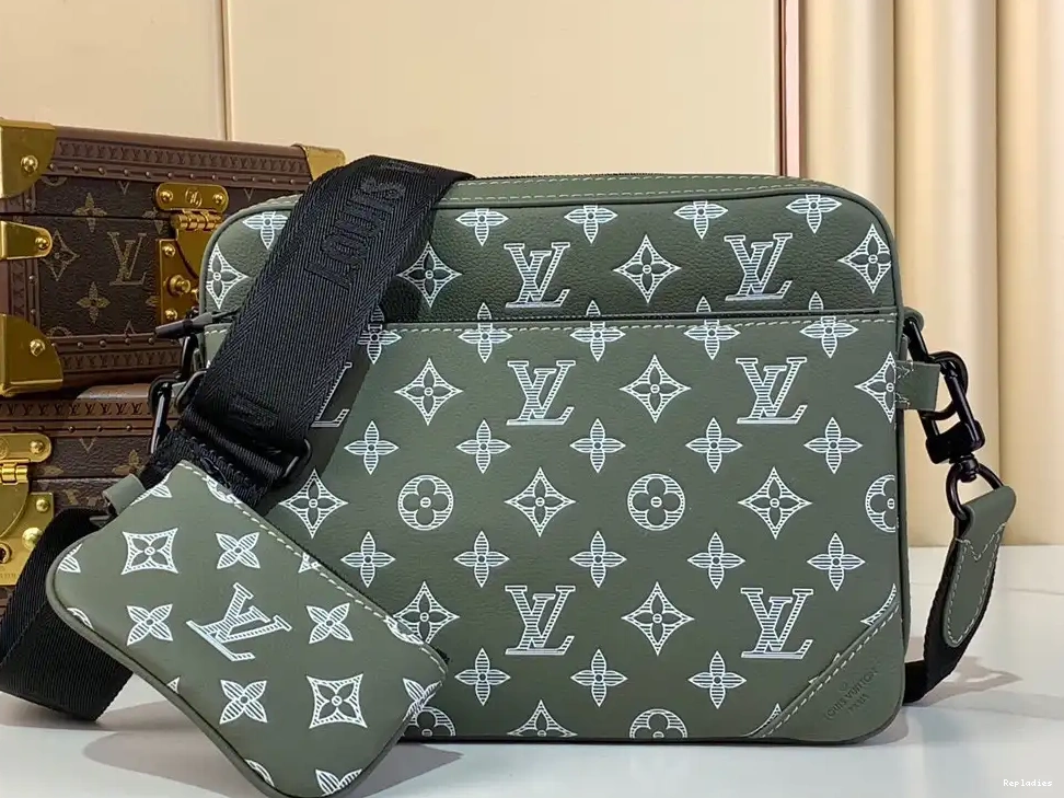 Repladies offers premium fake Louis bags at unbeatable prices. Our products are cheap because we focus on direct sales Vuitton messenger Jm Louis Trio 0215