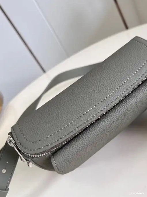 Eliminating the middleman and passing on savings to you. With massive production and tax-free benefits LOUIS VUITTON Wearable Pilot Wallet-20*12*5.5CM 0222