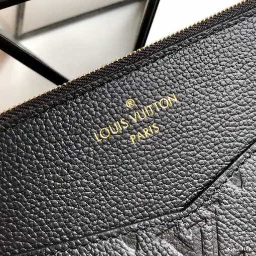 Repladies offers premium fake Louis bags at unbeatable prices. Our products are cheap because we focus on direct sales LOUIS POCHETTE MÉLANIE VUITTON MM 0214