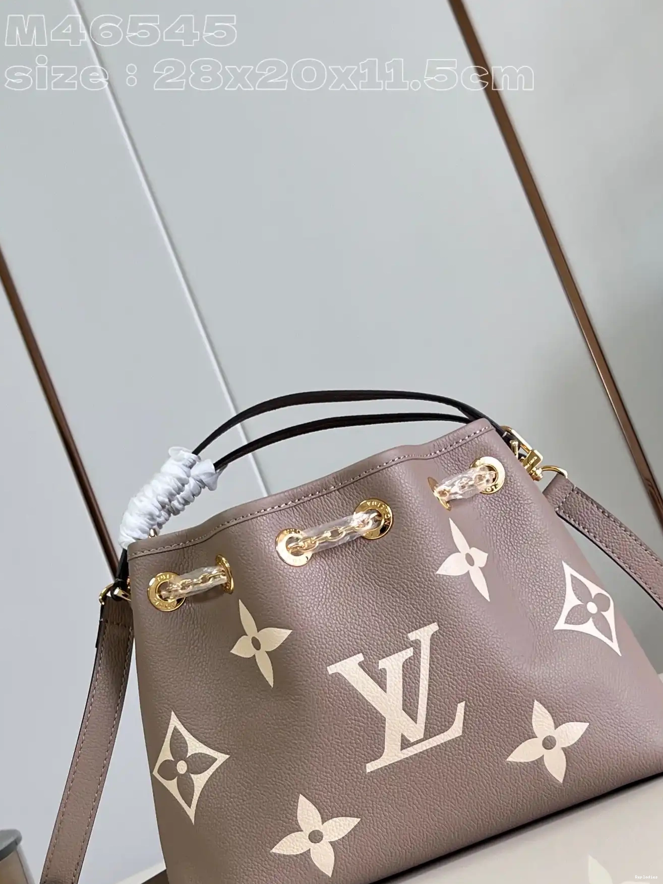 Repladies offers premium fake Louis bags at unbeatable prices. Our products are cheap because we focus on direct sales Bundle-28*20*11.5CM LOUIS Summer VUITTON 0222