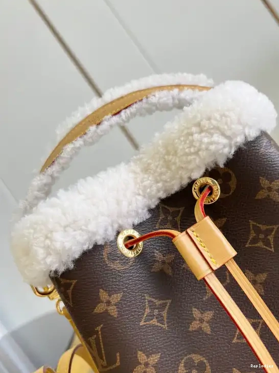 Repladies offers premium fake Louis bags at unbeatable prices. Our products are cheap because we focus on direct sales LOUIS VUITTON NÉONOÉ BB 0223