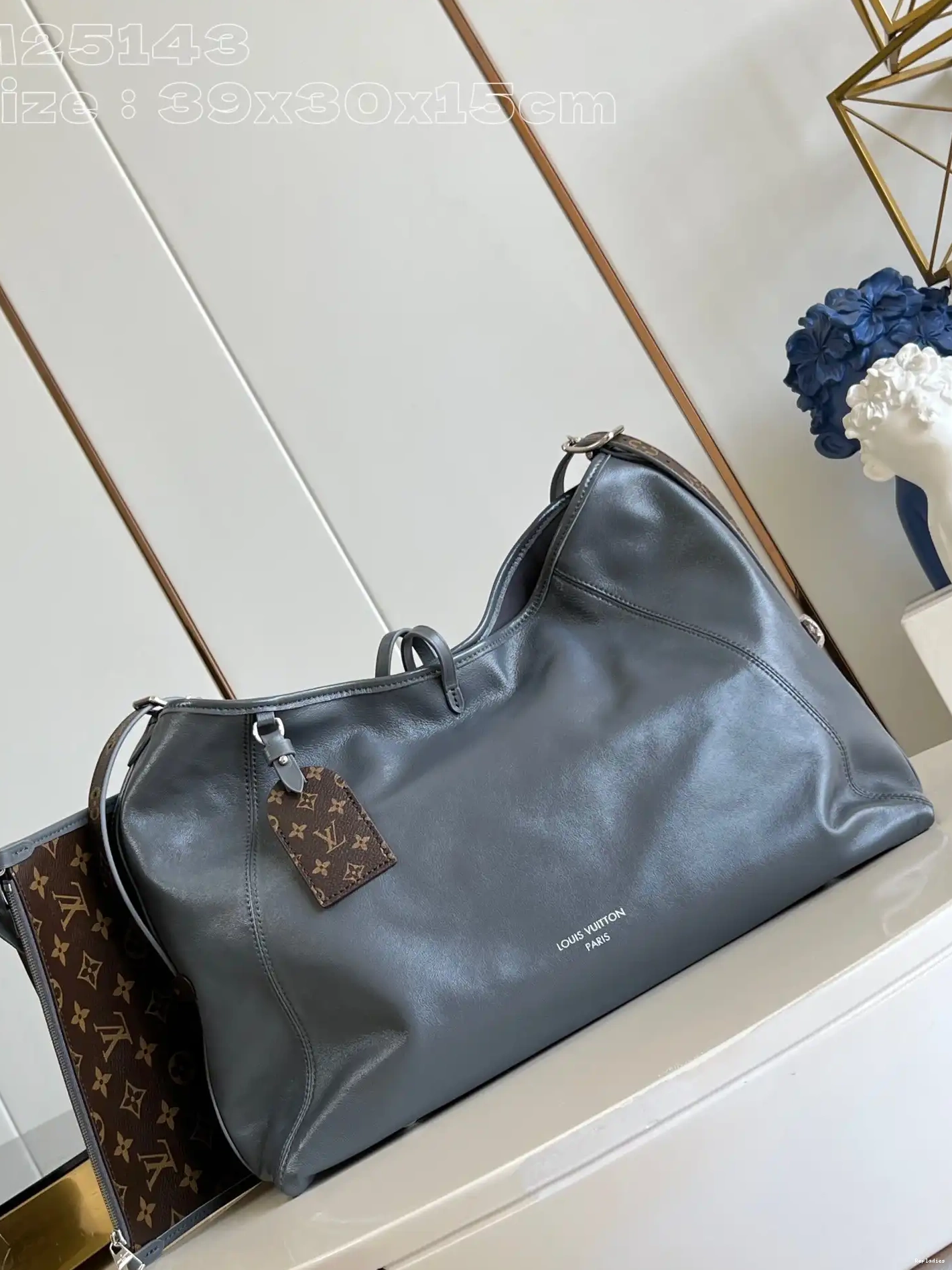 Eliminating the middleman and passing on savings to you. With massive production and tax-free benefits 39 CarryAll MM- x 15cm x LOUIS VUITTON 30 0224