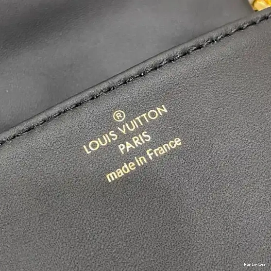 Eliminating the middleman and passing on savings to you. With massive production and tax-free benefits Coussin LOUIS VUITTON Beltbag 0220