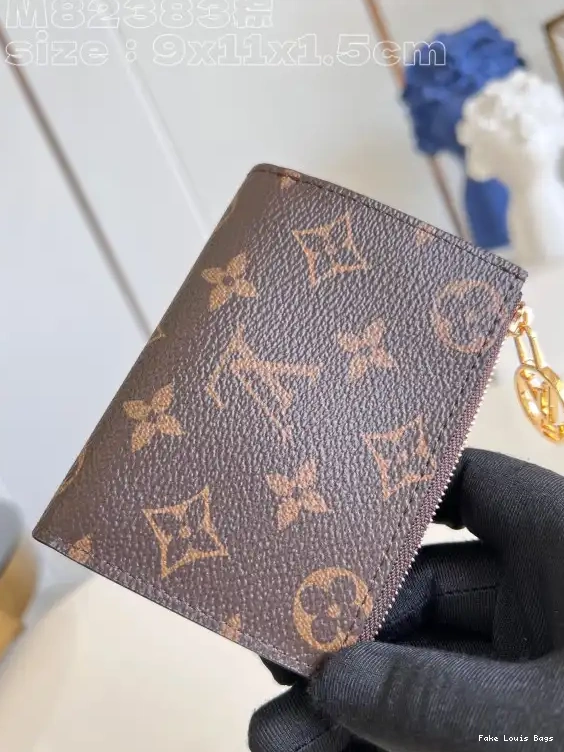 Repladies offers premium fake Louis bags at unbeatable prices. Our products are cheap because we focus on direct sales Wallet Louis Vuitton Lisa 0227