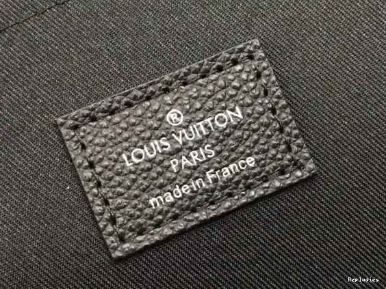 Repladies offers premium fake Louis bags at unbeatable prices. Our products are cheap because we focus on direct sales POCHETTE LOUIS VUITTON JOUR 0224