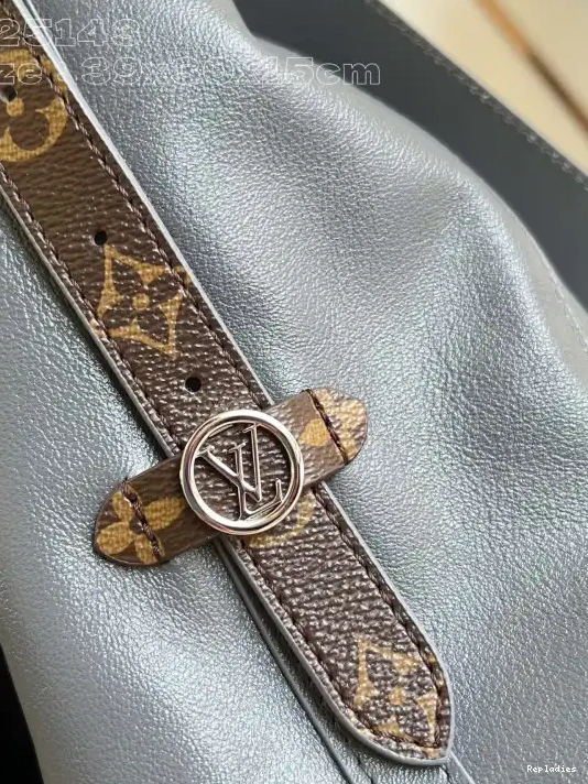 Eliminating the middleman and passing on savings to you. With massive production and tax-free benefits 39 CarryAll MM- x 15cm x LOUIS VUITTON 30 0224