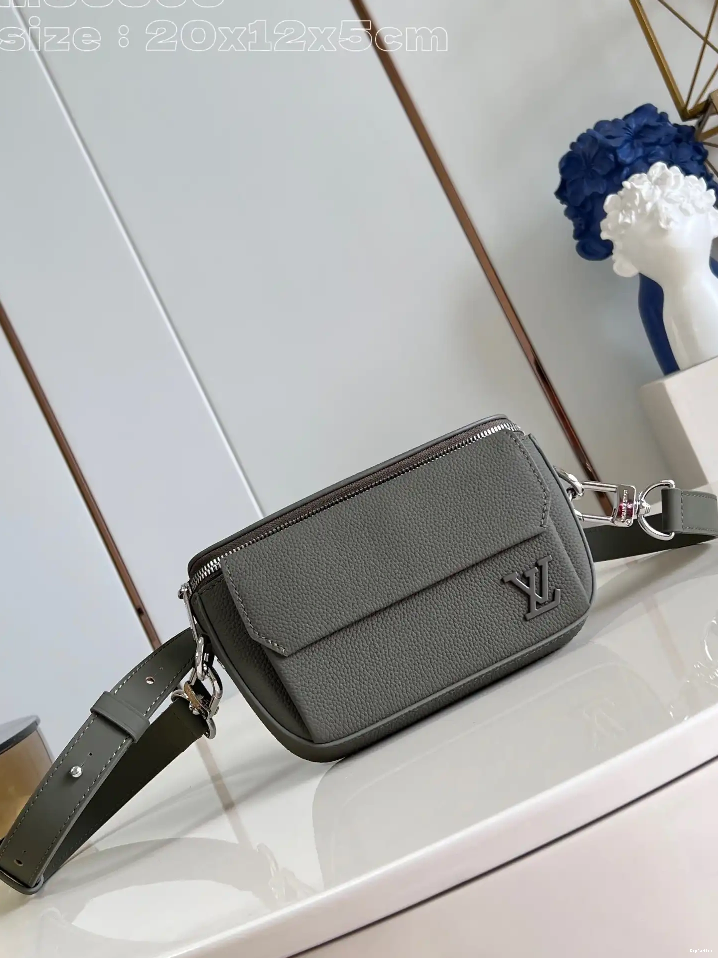 Eliminating the middleman and passing on savings to you. With massive production and tax-free benefits LOUIS VUITTON Wearable Pilot Wallet-20*12*5.5CM 0222