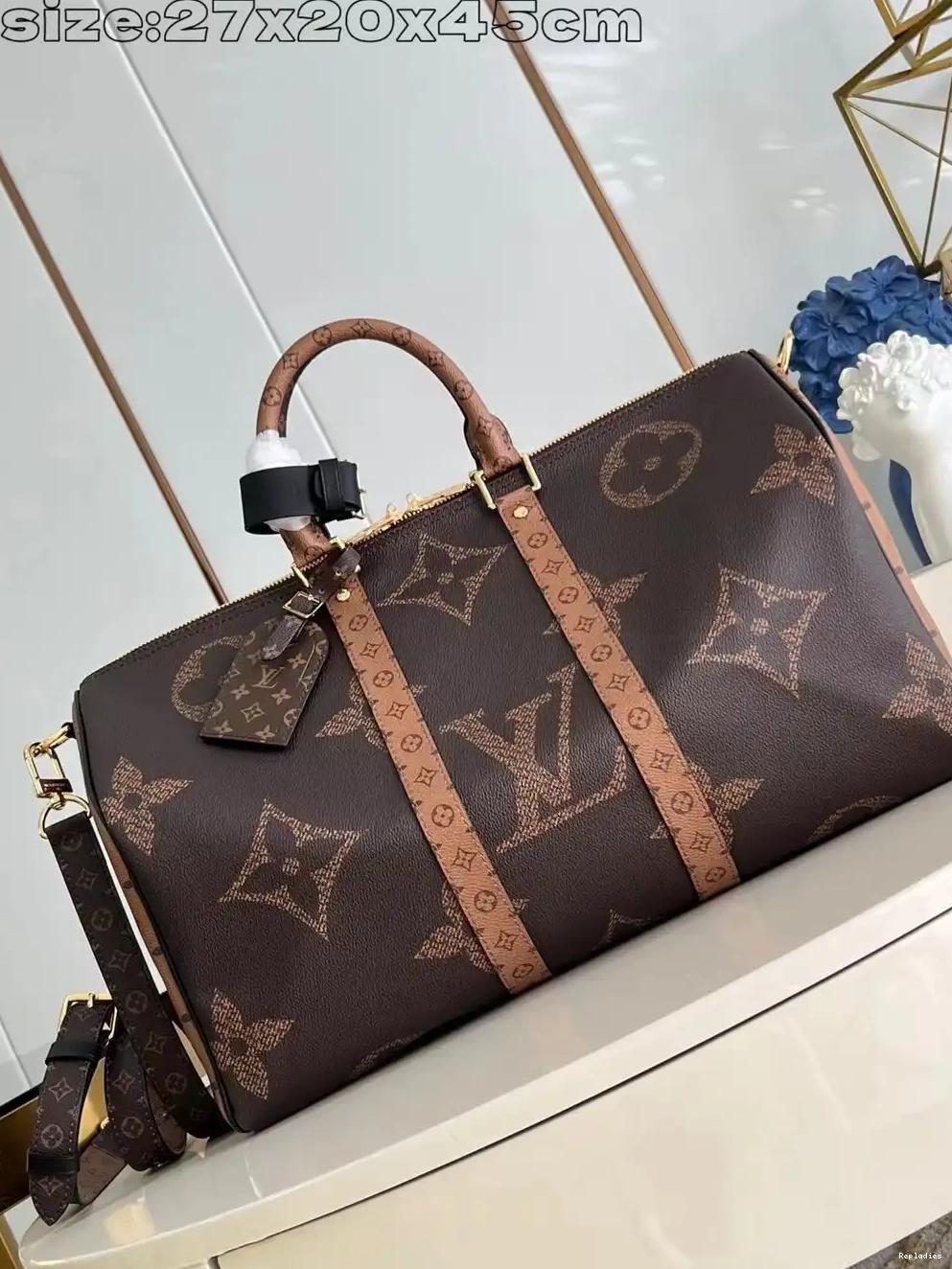 Repladies offers premium fake Louis bags at unbeatable prices. Our products are cheap because we focus on direct sales LOUIS 45 BANDOULIÈRE KEEPALL VUITTON 0221