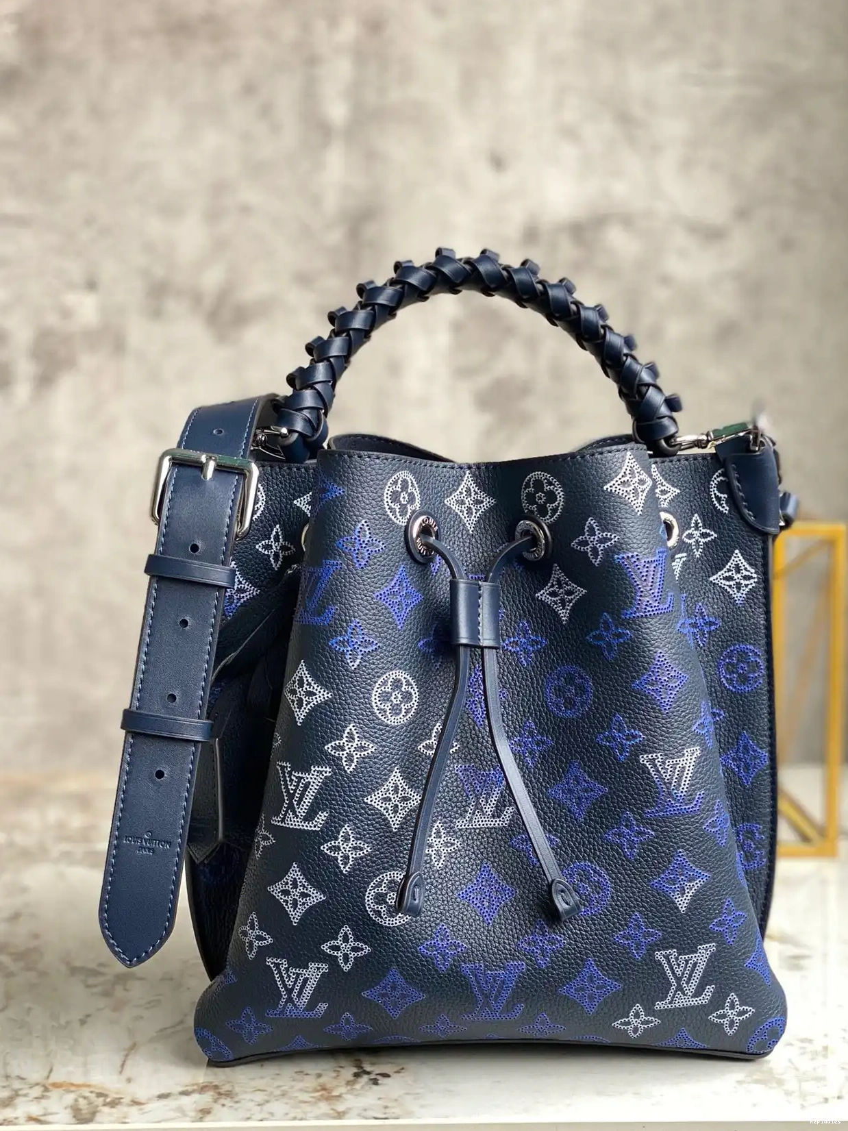 Repladies offers premium fake Louis bags at unbeatable prices. Our products are cheap because we focus on direct sales VUITTON MURIA LOUIS 0222