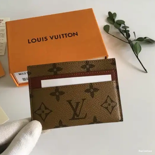 Repladies offers premium fake Louis bags at unbeatable prices. Our products are cheap because we focus on direct sales HOLDER CARD VUITTON 50DOUBLE BANDOULIERE LOUIS 0225