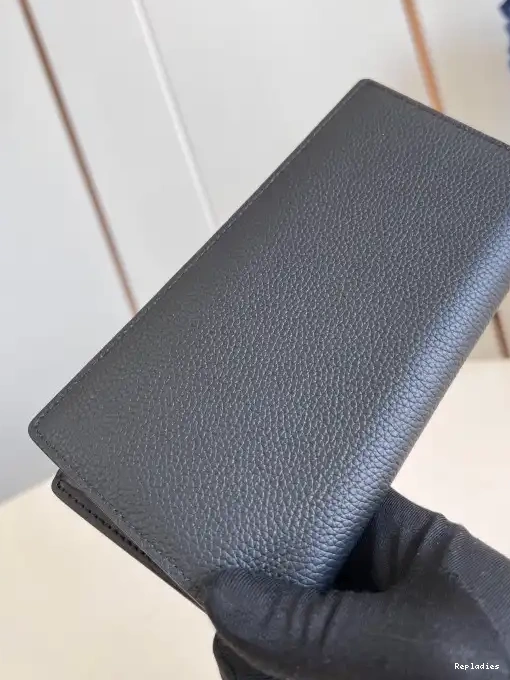 Repladies offers premium fake Louis bags at unbeatable prices. Our products are cheap because we focus on direct sales VUITTON LOUIS BRAZZA WALLET-10*19*2cm 0210