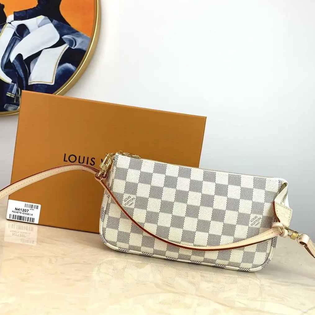 Eliminating the middleman and passing on savings to you. With massive production and tax-free benefits POCHETTE Louis Vuitton ACCESSOIRES 0217