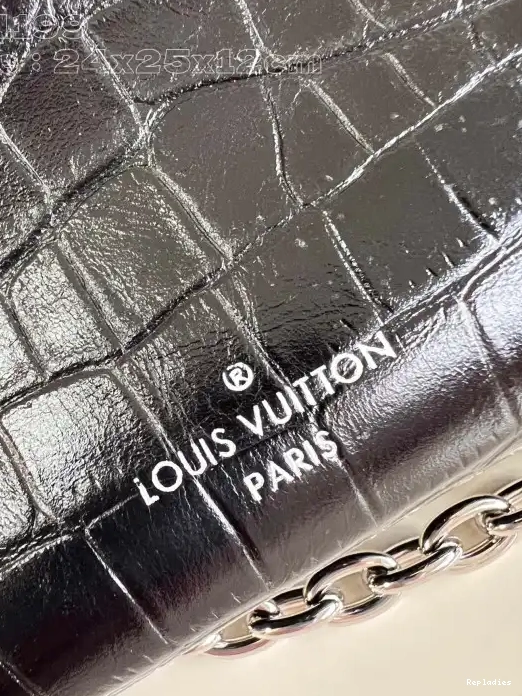 Repladies offers premium fake Louis bags at unbeatable prices. Our products are cheap because we focus on direct sales Slim Louis Vuitton Trunk-23*12*4CM 0215