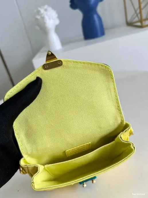 Repladies offers premium fake Louis bags at unbeatable prices. Our products are cheap because we focus on direct sales Louis MICRO Vuitton METIS 0210