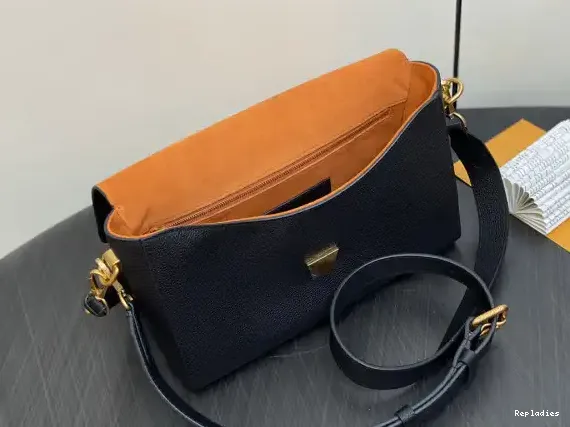 Repladies offers premium fake Louis bags at unbeatable prices. Our products are cheap because we focus on direct sales VUITTON Twist-27*19*9CM LOUIS Soft 0207