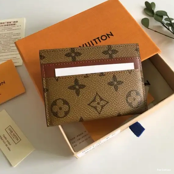 Repladies offers premium fake Louis bags at unbeatable prices. Our products are cheap because we focus on direct sales HOLDER CARD VUITTON 50DOUBLE BANDOULIERE LOUIS 0225