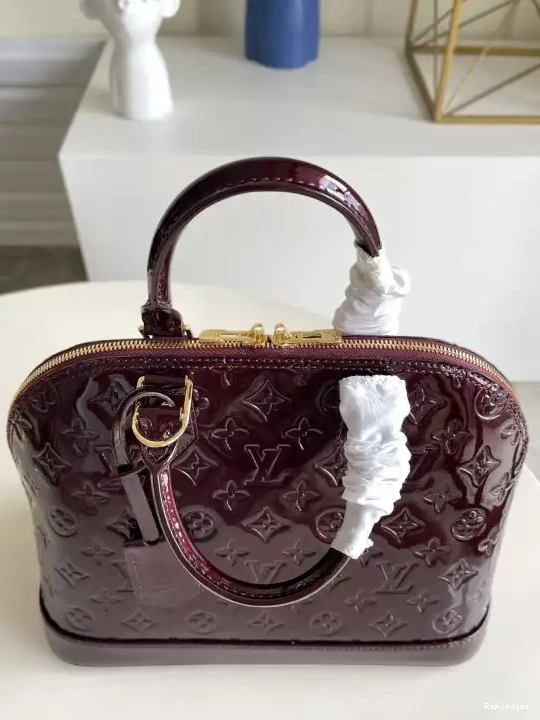 Repladies offers premium fake Louis bags at unbeatable prices. Our products are cheap because we focus on direct sales LOUIS PM VUITTON ALMA 0211