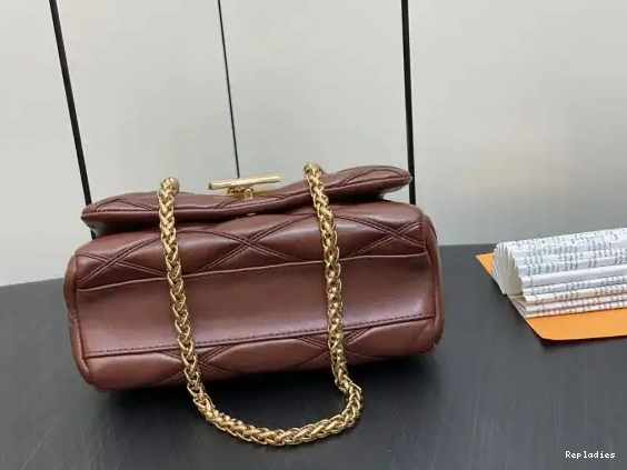 Repladies offers premium fake Louis bags at unbeatable prices. Our products are cheap because we focus on direct sales VUITTON GO-14 MM LOUIS 0212