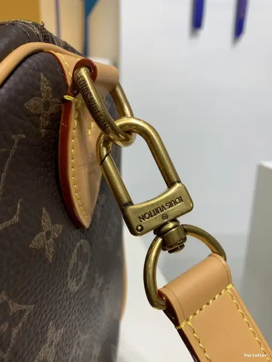 Eliminating the middleman and passing on savings to you. With massive production and tax-free benefits 25 Speedy Bandoulière  VUITTON P9 LOUIS 0227