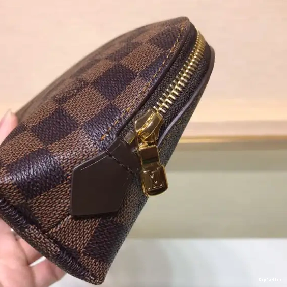 Repladies offers premium fake Louis bags at unbeatable prices. Our products are cheap because we focus on direct sales GM VUITTON POUCH LOUIS COSMETIC 0227