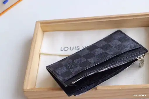 Repladies offers premium fake Louis bags at unbeatable prices. Our products are cheap because we focus on direct sales VUITTON HOLDER COIN CARD LOUIS 0228