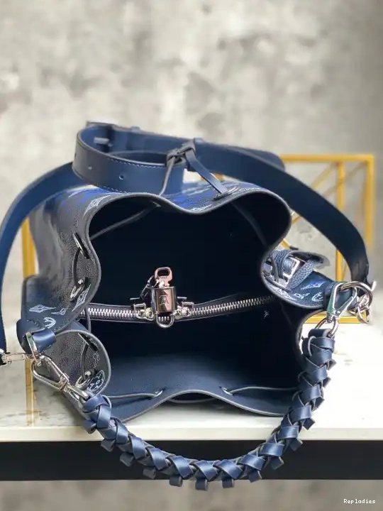 Repladies offers premium fake Louis bags at unbeatable prices. Our products are cheap because we focus on direct sales VUITTON MURIA LOUIS 0222