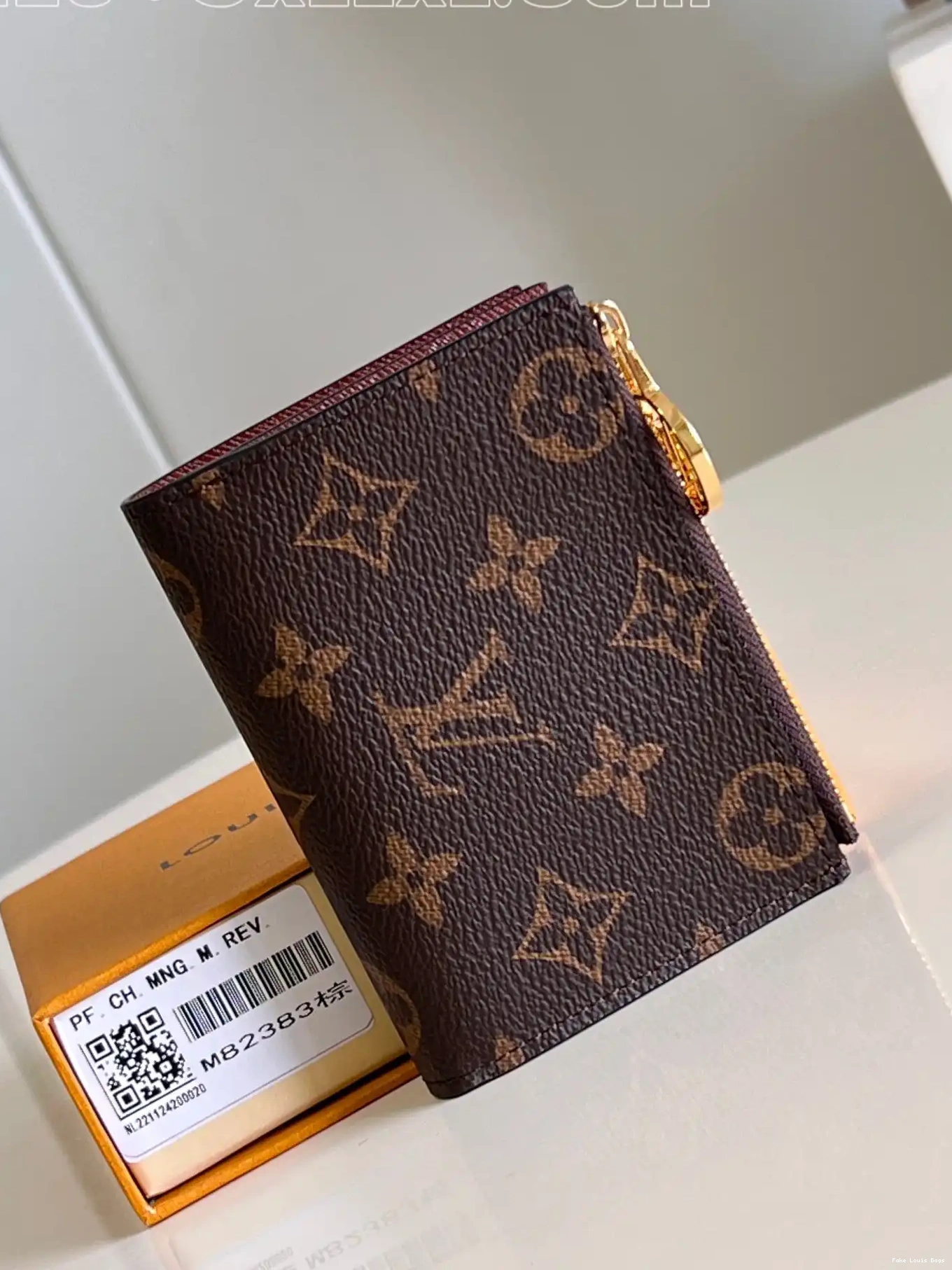 Repladies offers premium fake Louis bags at unbeatable prices. Our products are cheap because we focus on direct sales Wallet Louis Vuitton Lisa 0227